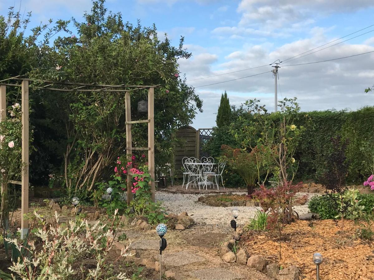 Le Jardin Des Fees Panzió Savigny-le-Vieux Kültér fotó